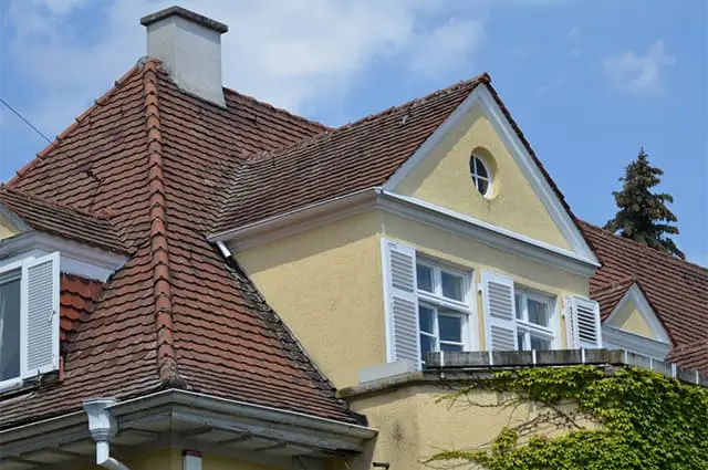Historisches Gebäude vor der Sanierung: beschädigtes Dach, sichtbare Abnutzung