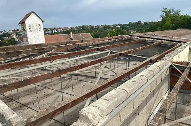 Industriehalle mit freigelegtem Tragwerk nach Asbestentfernung