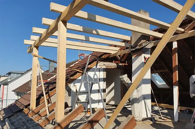 Dachkonstruktion im Aufbau mit Gauben-Unterkonstruktion aus Holz