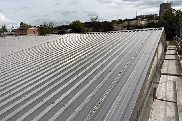 Neue wetterfeste Metallprofil-Dacheindeckung auf der Gewerbehalle