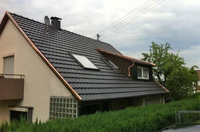 Fertig energetisch saniertes Wohnhaus mit moderner anthrazitfarbener Bedachung